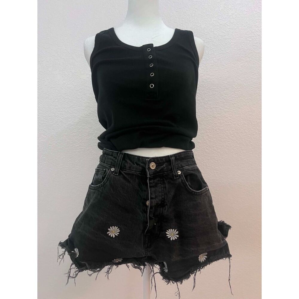 Forever 21 Daisy Embroidered Black Denim Shorts  Size 27 High Rise Distressed